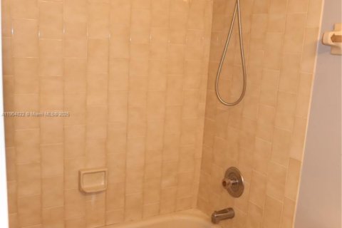 Touwnhouse à vendre à Miami, Floride: 3 chambres, 106.84 m2 № 1956072 - photo 10