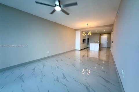Condominio en alquiler en Miami, Florida, 3 dormitorios № 2012394 - foto 10