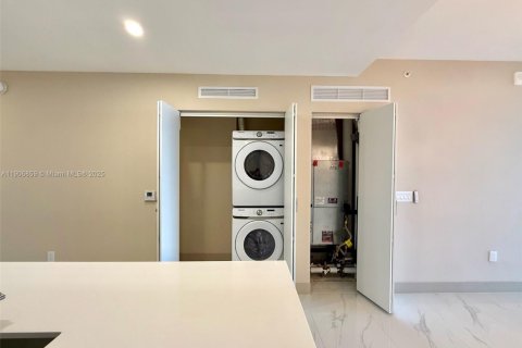 Condominio en alquiler en Miami, Florida, 3 dormitorios № 2012394 - foto 12