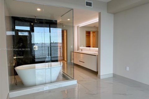 Condominio en alquiler en Miami, Florida, 3 dormitorios № 2012394 - foto 2