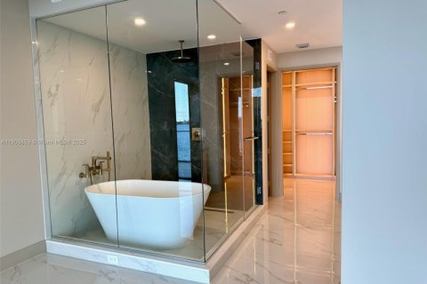 Condominio en alquiler en Miami, Florida, 3 dormitorios № 2012394 - foto 3