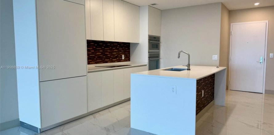 Condominio en Miami, Florida, 3 dormitorios  № 2012394