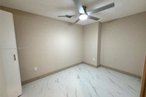 Condominio en alquiler en Miami, Florida, 3 dormitorios № 2012394 - foto 14