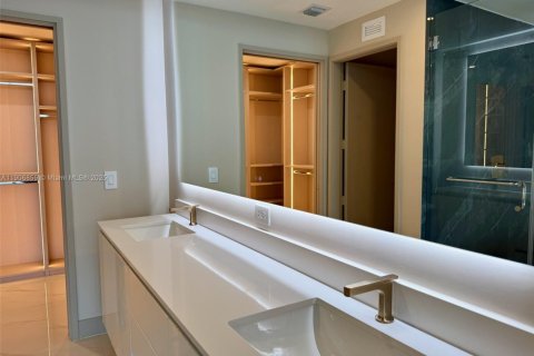 Condominio en alquiler en Miami, Florida, 3 dormitorios № 2012394 - foto 4