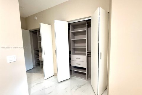 Condominio en alquiler en Miami, Florida, 3 dormitorios № 2012394 - foto 16