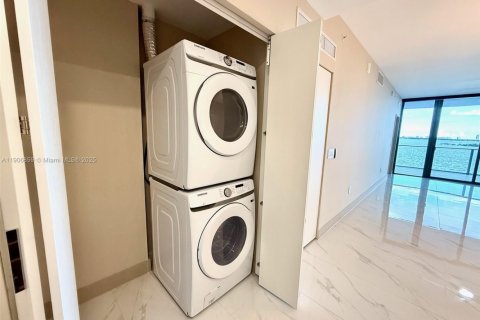 Condominio en alquiler en Miami, Florida, 3 dormitorios № 2012394 - foto 11