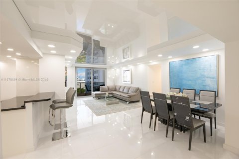 Condominio en Hallandale Beach, Florida, 3 dormitorios  № 2035026