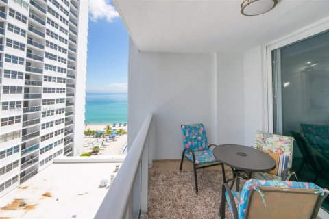 Condominio en venta en Hallandale Beach, Florida, 3 dormitorios, 133.78 m2 № 2035026 - foto 30