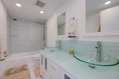 Condominio en venta en Hallandale Beach, Florida, 3 dormitorios, 133.78 m2 № 2035026 - foto 24