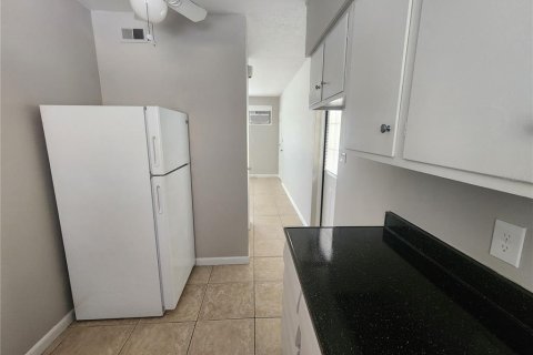 Condo in Saint Petersburg, Florida, 1 bedroom  № 2273092 - photo 9