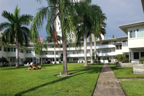 Condo in Saint Petersburg, Florida, 1 bedroom  № 2273092 - photo 18