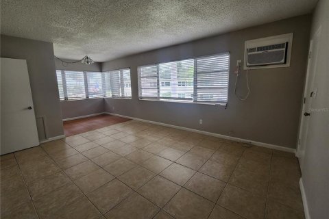 Condo in Saint Petersburg, Florida, 1 bedroom  № 2273092 - photo 4