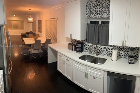 House in Hollywood, Florida 3 bedrooms, 117.34 sq.m. № 1772371 - photo 5