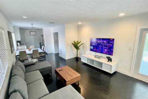 House in Hollywood, Florida 3 bedrooms, 117.34 sq.m. № 1772371 - photo 1