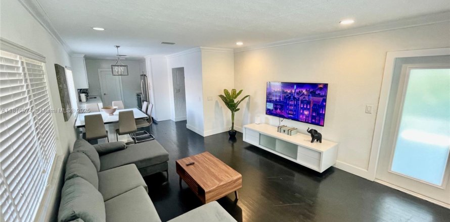 House in Hollywood, Florida 3 bedrooms, 117.34 sq.m. № 1772371