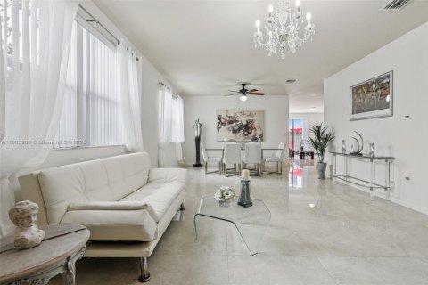 House in Cutler Bay, Florida 5 bedrooms, 270.9 sq.m. № 1954628 - photo 6