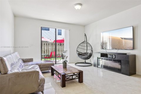 House in Cutler Bay, Florida 5 bedrooms, 270.9 sq.m. № 1954628 - photo 8