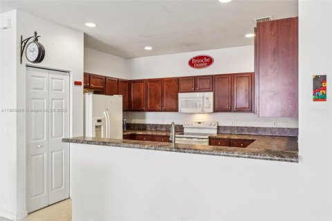 House in Cutler Bay, Florida 5 bedrooms, 270.9 sq.m. № 1954628 - photo 14