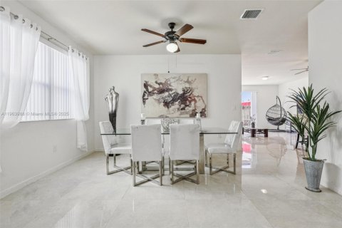 House in Cutler Bay, Florida 5 bedrooms, 270.9 sq.m. № 1954628 - photo 10