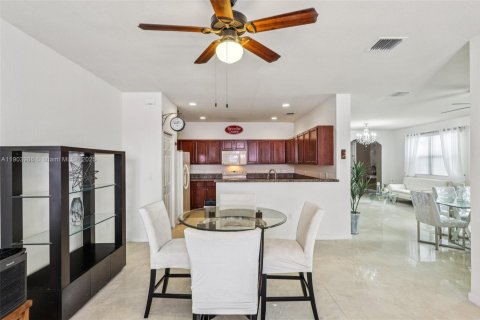 House in Cutler Bay, Florida 5 bedrooms, 270.9 sq.m. № 1954628 - photo 13