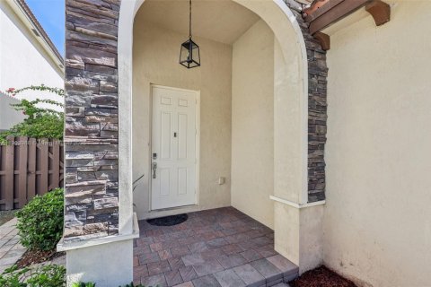 House in Cutler Bay, Florida 5 bedrooms, 270.9 sq.m. № 1954628 - photo 4