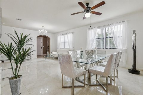 House in Cutler Bay, Florida 5 bedrooms, 270.9 sq.m. № 1954628 - photo 11