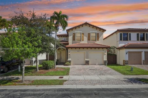 House in Cutler Bay, Florida 5 bedrooms, 270.9 sq.m. № 1954628 - photo 1