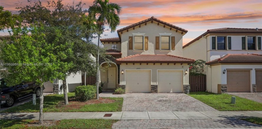 House in Cutler Bay, Florida 5 bedrooms, 270.9 sq.m. № 1954628