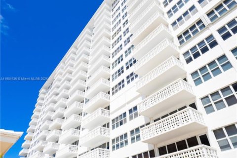 Condominio en alquiler en Fort Lauderdale, Florida, 1 dormitorio, 80.82 m2 № 1953205 - foto 1