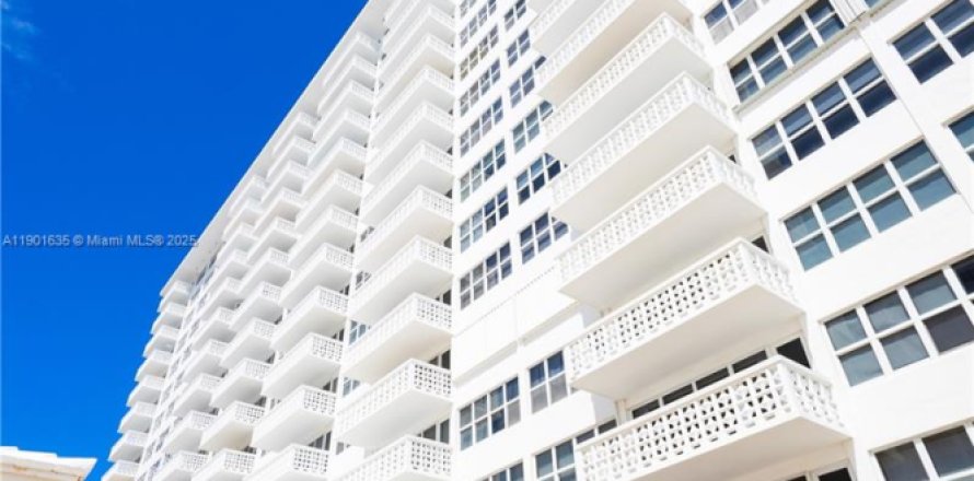 Condominio en Fort Lauderdale, Florida, 1 dormitorio  № 1953205