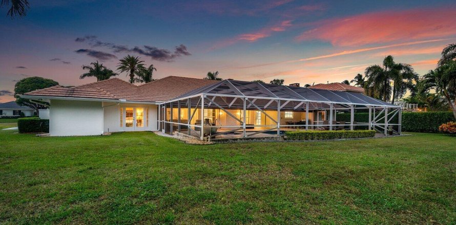House in Atlantis, Florida 4 bedrooms, 339.37 sq.m. № 1179799