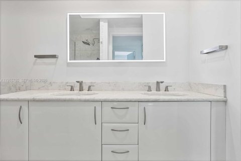 Condominio en venta en Miami, Florida, 1 dormitorio, 83.15 m2 № 2011392 - foto 15