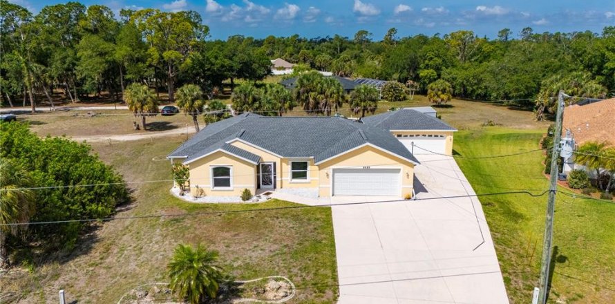House in North Port, Florida 3 bedrooms, 217.39 sq.m. № 2143082