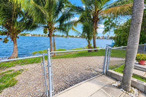 Touwnhouse à vendre à Hialeah, Floride: 1 chambre, 69.68 m2 № 2436071 - photo 15