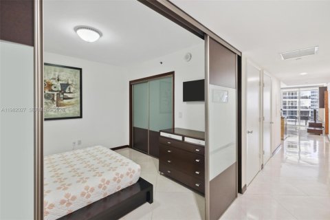 Condo in Hallandale Beach, Florida, 1 bedroom  № 2052949 - photo 11