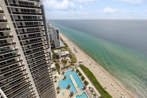 Condo in Hallandale Beach, Florida, 1 bedroom  № 2052949 - photo 16