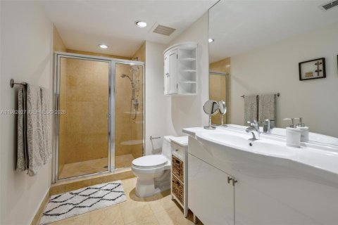 Condo in Hallandale Beach, Florida, 1 bedroom  № 2052949 - photo 13