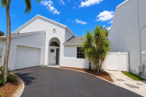 Casa en Davie, Florida 3 dormitorios, 136.75 m2 № 2077950