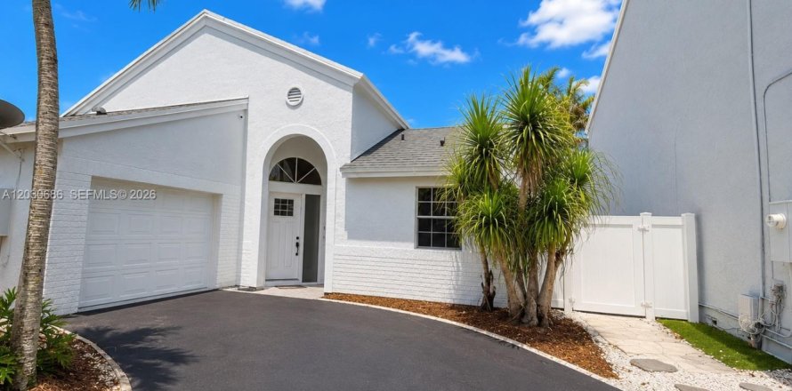 Casa en Davie, Florida 3 dormitorios, 136.75 m2 № 2077950