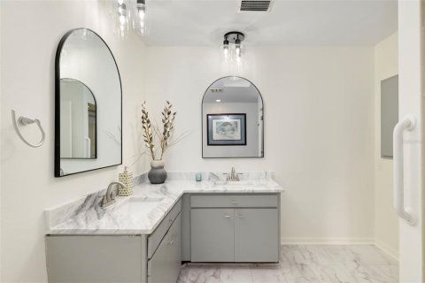 Condo in Sarasota, Florida, 2 bedrooms № 2236227 - photo 21