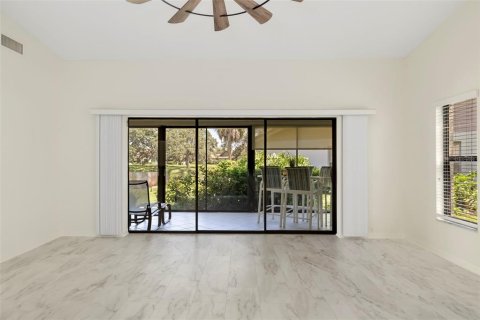 Condo in Sarasota, Florida, 2 bedrooms № 2236227 - photo 10