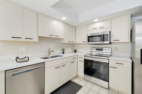 Condo in Sarasota, Florida, 2 bedrooms № 2236227 - photo 13