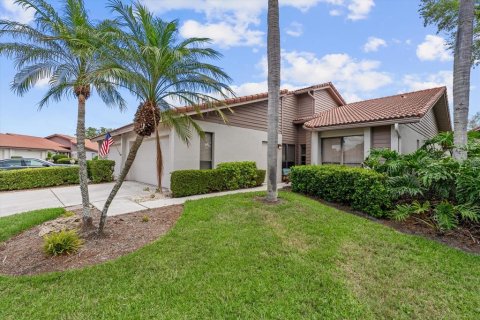 Condo in Sarasota, Florida, 2 bedrooms № 2236227 - photo 2
