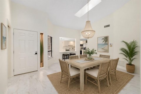 Condo in Sarasota, Florida, 2 bedrooms № 2236227 - photo 8