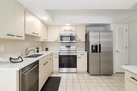 Condo in Sarasota, Florida, 2 bedrooms № 2236227 - photo 16