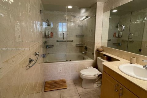 Condo in Hallandale Beach, Florida, 2 bedrooms  № 1950431 - photo 13