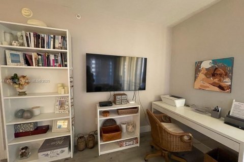 Condo in Hallandale Beach, Florida, 2 bedrooms  № 1950431 - photo 8