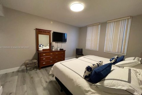Condo in Hallandale Beach, Florida, 2 bedrooms  № 1950431 - photo 12