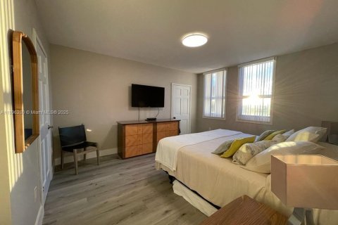 Condo in Hallandale Beach, Florida, 2 bedrooms  № 1950431 - photo 3