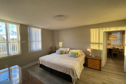Condo in Hallandale Beach, Florida, 2 bedrooms  № 1950431 - photo 1